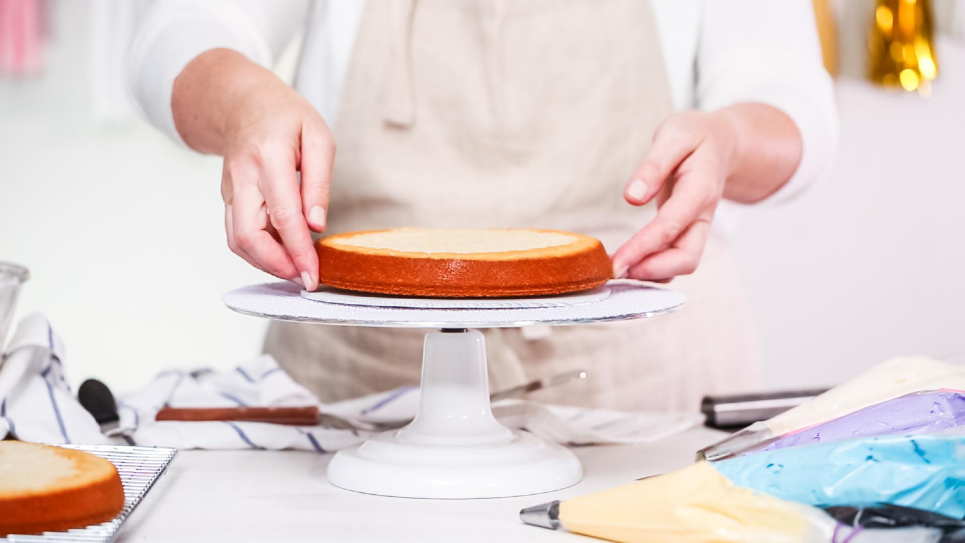 Plateau tournant : le compagnon idéal pour des layer cakes parfaits